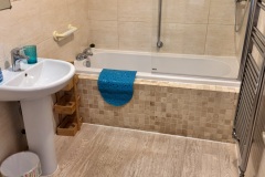 Apt3-FamilyBath-IMG_2350